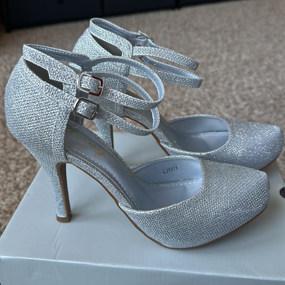 Silver sparkle “Designed by Jeossy in Milan” shoes. New in box. Size 8.5